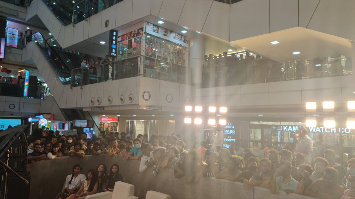MediaYouwe's tweet photo. Huge Crowd at #CMRMall, #Vizag for #ChaavuKaburuChallaga Grand Release Event!
Watch LIVE on @MediaYouwe : https://t.co/04YvlILWqL

#EventbyYouWeMedia #CKCFromMarch19 
@ActorKartikeya @Itslavanya @Koushik_psk @JxBe #BunnyVas @imsarathchandra @GA2Official @adityamusic https://t.co/BXd6VoAtwq