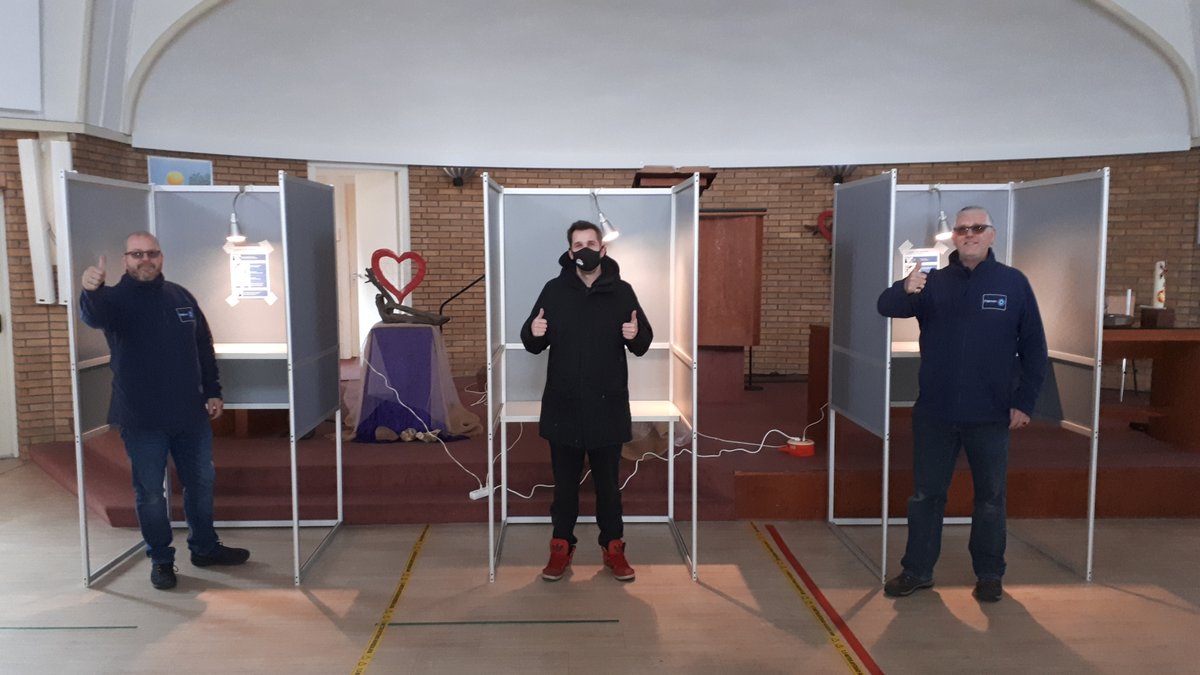 Promen_nl's tweet image. Vandaag helpt #Promen de @GemeenteGouda bij het opbouwen van de #stemlokalen voor de #TweedeKamerVerkiezingen. Een flink aantal collega's is druk in de weer om op bijna 20 locaties verspreid over de stad de lokalen coronaproof op te bouwen, zo ook in de Goudse Westerkerk.