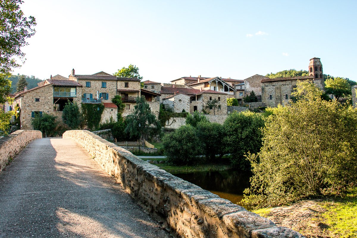 BLOG //
Quelques mots et quelques photos sur le village de Lavaudieu que j'aime beaucoup. Un des plus beaux villages de France, en Haute-Loire 🌿

➡️labouclevoyageuse.fr/lavaudieu/

#MagnifiqueFrance #myAuvergne