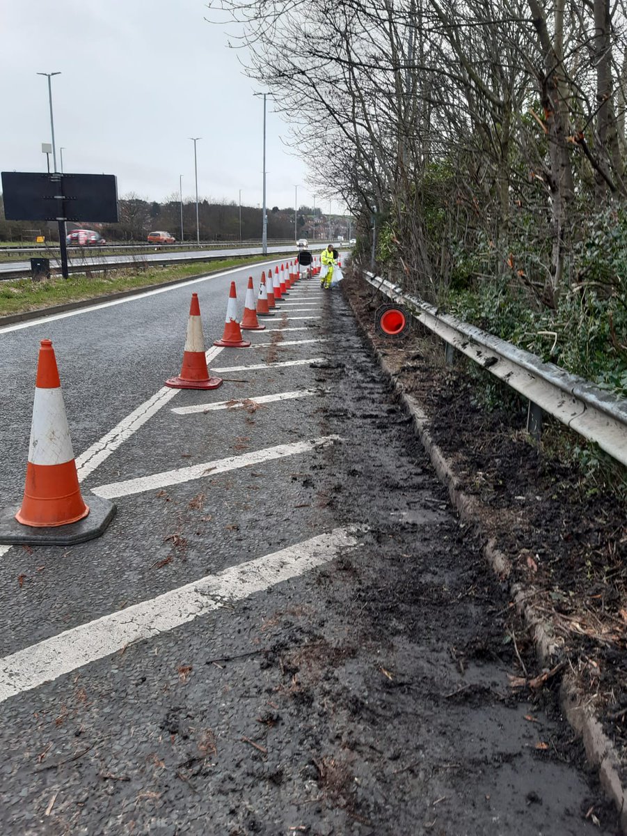 Clean_Leeds's tweet photo. Work continuing on the Owlcotes slip roads, #Pudsey today including mechanical sweeping of the road side channels. The Clean Leeds crew from the #West team have worked hard in setting up the traffic management before getting to grips with the #litter. #CleanLeeds #Litterfree https://t.co/mdeKH2GbYY