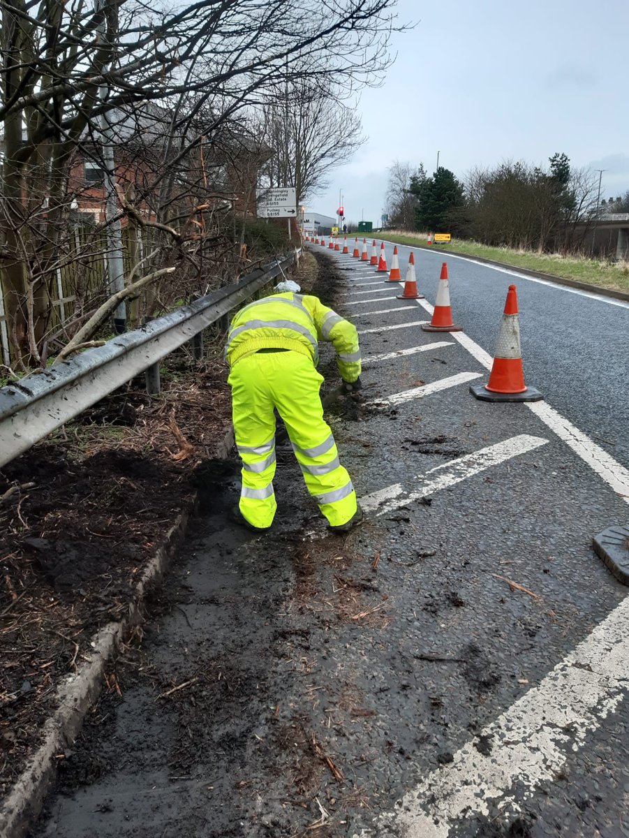 Clean_Leeds's tweet photo. Work continuing on the Owlcotes slip roads, #Pudsey today including mechanical sweeping of the road side channels. The Clean Leeds crew from the #West team have worked hard in setting up the traffic management before getting to grips with the #litter. #CleanLeeds #Litterfree https://t.co/mdeKH2GbYY