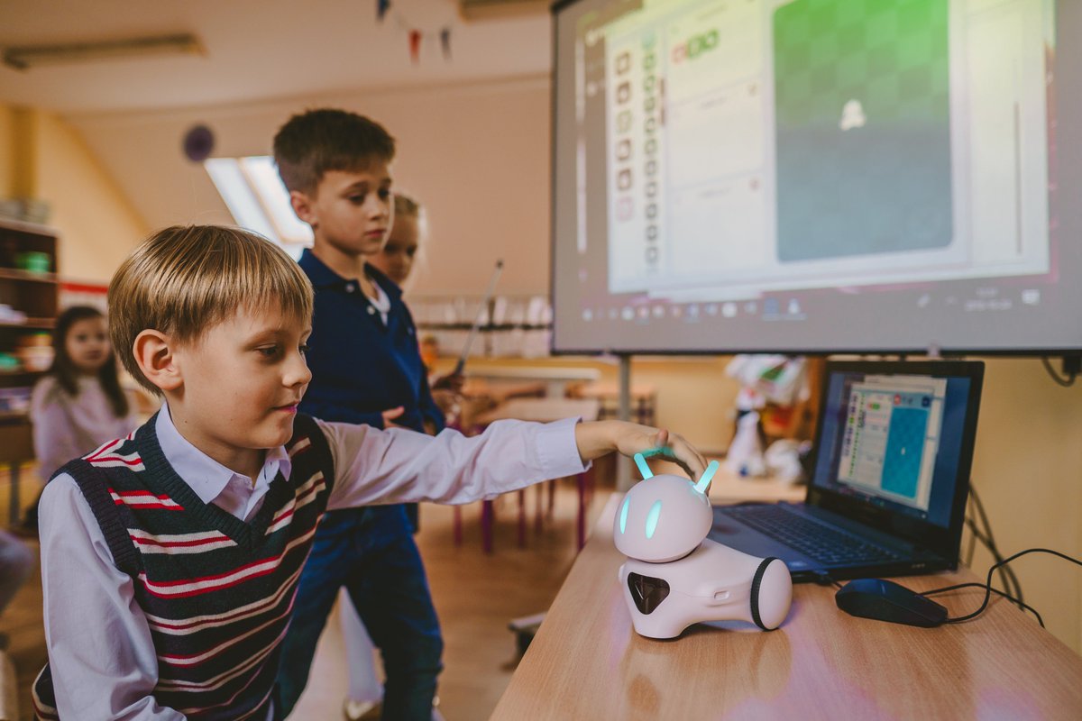 🤔#DYK❓Scientists not only carry out research or run projects for businesses. They also create products and start enterprises that can help solve the problems faced by education. Read about 🇵🇱EdTech startups established by scientists▶️nawa.gov.pl/en/nawa/news/p…
📸<a href="/Photon_Official/">Photon Education</a>