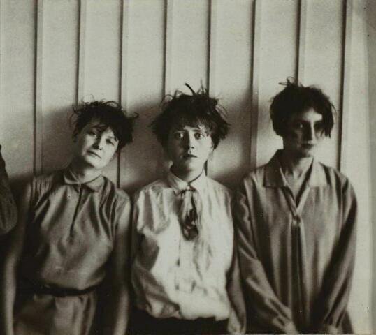 womensart1's tweet image. Martha Erps, Katt Both and Ruth Hellos, design students at the Bauhaus, c.1927 #womensart