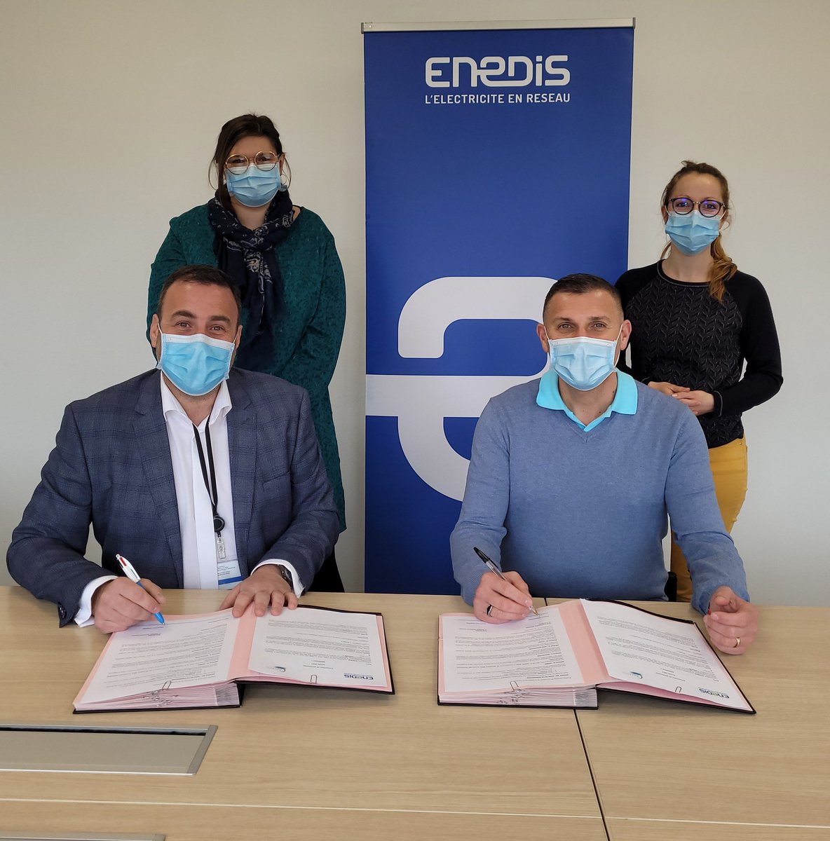 PY_Gandon's tweet image. Lutte contre la #PrécaritéEnergétique :
au coeur de ses missions de #ServicePublic, @enedis_picardie renouvelle son partenariat avec @AssoApremis pour accompagner les ménages les plus modestes du département de la #Somme et favoriser le maintien de l'accès à l'électricité.