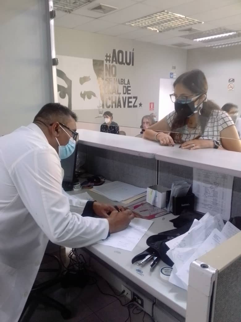 ivssoficial's tweet photo. #DeInterés | En Venezuela se encuentran operativas todas las farmacias de #AltoCosto, adscritas al #IVSS, distribuidas a los largo y ancho del territorio nacional, que no han paralizado la asignación de medicamentos. #SabemosComoHacerlo https://t.co/9Vj9hmCN1N