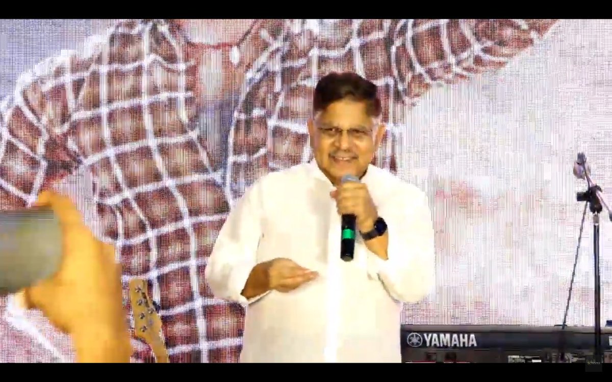 MediaYouwe's tweet photo. Star Producer #AlluAravind on stage!
Watch #ChaavuKaburuChallaga Grand Release Event LIVE on @MediaYouwe : https://t.co/04YvlILWqL

#EventbyYouWeMedia #CKCFromMarch19 
#Karthikeya #LavanyaTripathi https://t.co/VLH5gCjH46
