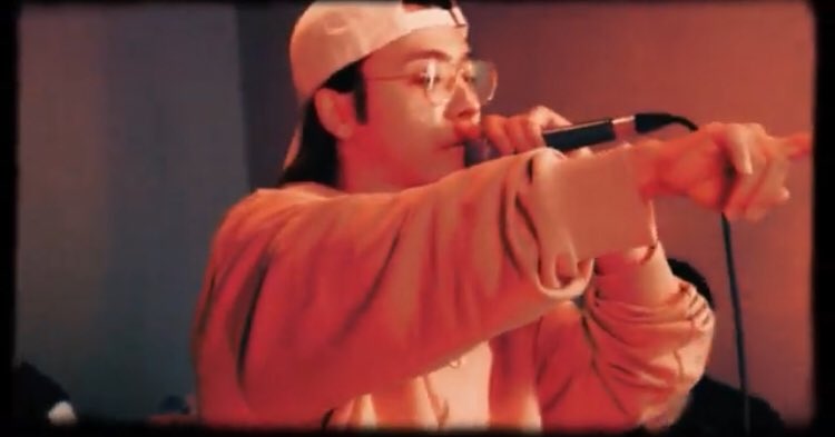 Y sigue la #SUPERJUNIOR_HouseParty ahora con #DongHae ofreciendo un mini concierto acústico como parte del #SUPERJUNIOR_COMEBACKSHOW