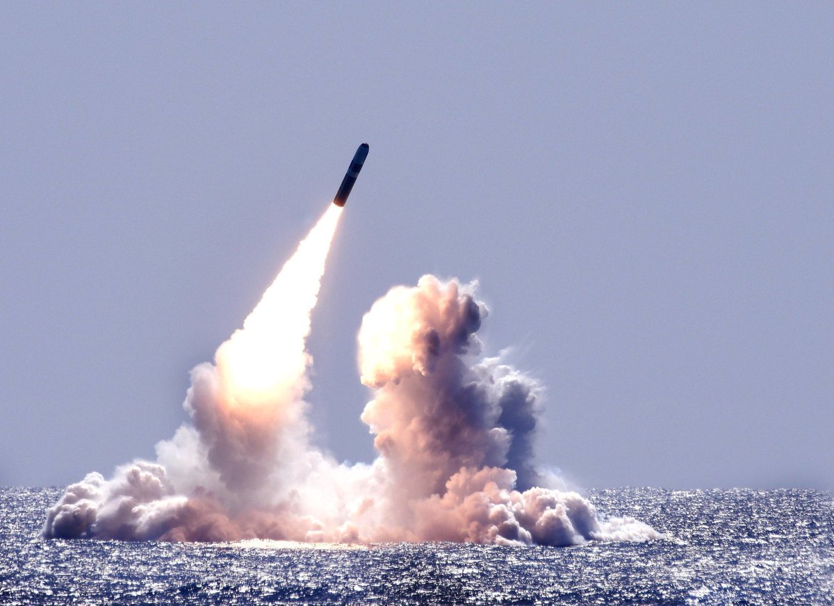 periodistan_'s tweet photo. El Reino Unido, ocupante ilegítimo de las Islas Malvinas, anunció que aumentará su arsenal nuclear: de 180 ojivas a 260.

Preocupadísimos, los países civilizados se manifestaron contra la violación de tratados internacionales y aplicarán sanciones económ...ah no, cierto que... https://t.co/BFO4pyVNhg