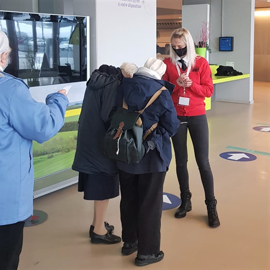 ProtectionUnit's tweet photo. 🔴Protection UNIT est très présent sur des sites dédiés à la lutte contre la pandémie, pour des missions d'accueil et de surveillance dans les centres de vaccination qui ouvrent un peu partout.
✅Avec des agents et des hôtesses qui adoptent une approche positive et bienveillante. https://t.co/InXDtVmyua