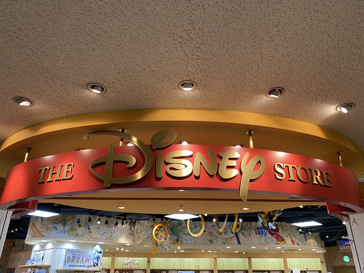 えりーまうす ディズニーストア クイーンズスクエア横浜店 久々に寄らせていただいたshop フィルム風の外壁のアートがレトロで可愛い みんな黒目がちっちゃーいっ W