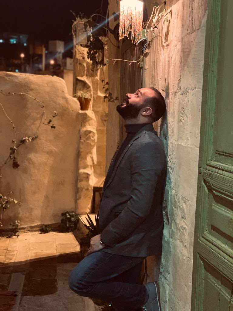 majd1990's tweet photo. غريب أمر الإنسان حقًا.. إن عيوبنا ككشافات سيارة نركبها.. لا نراها نحن أبدًا بينما هي تعمي عيون الآخرين.. وبالمثل نرى كشافاتهم-أو عيوبهم- بوضوح تام قد يدفعنا إلى مطالبتهم بتخفيضها قليلًا

#أحمد_خالد_توفيق https://t.co/QL0hF1ClYD