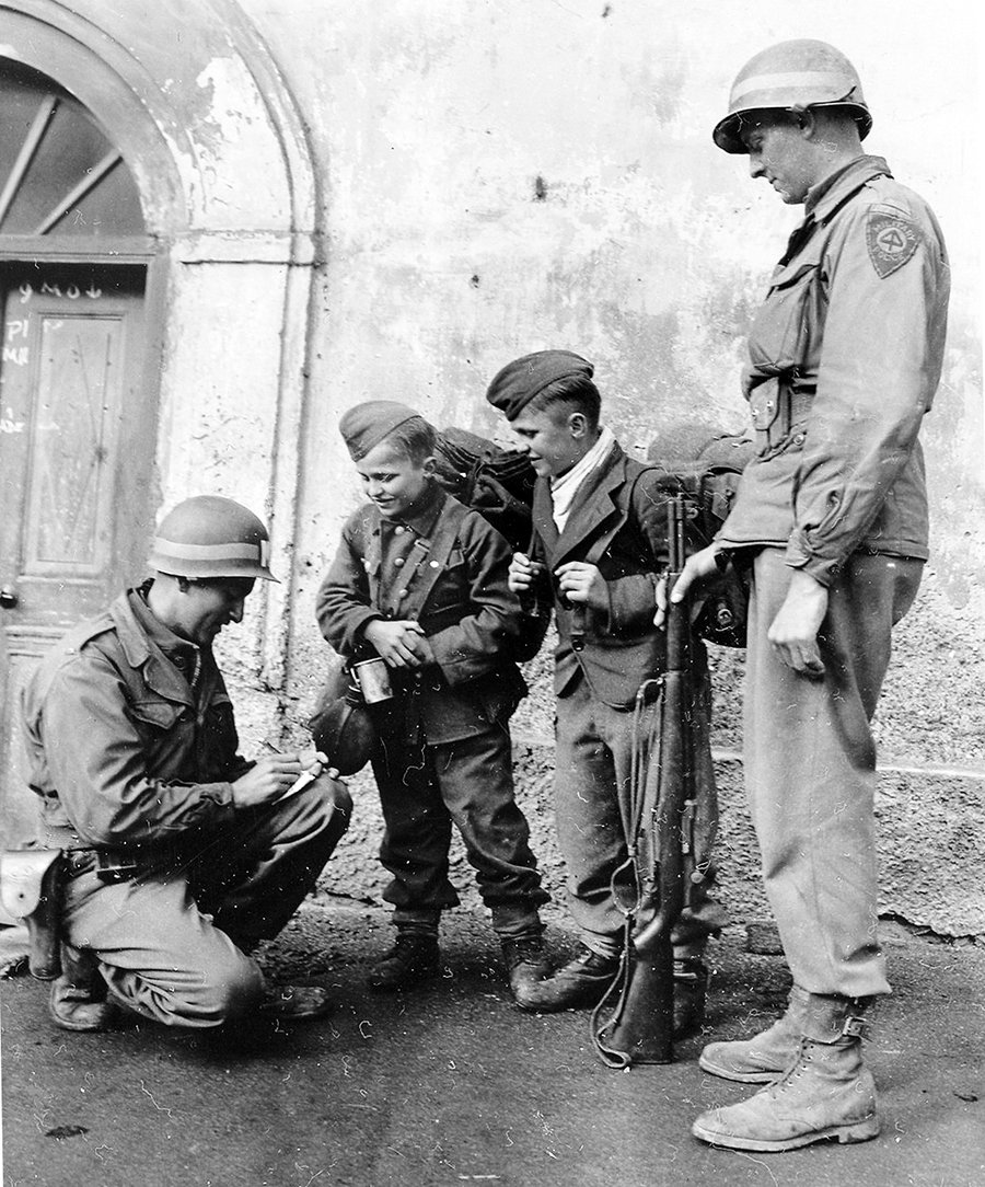WWII Pictures auf Twitter: „US Military Police interrogate two very young  Wehrmacht soldiers after the surrender of the German 19th Army in Austria,  May 1945. #WW2 https://t.co/XZeWo0P3UD“ / Twitter