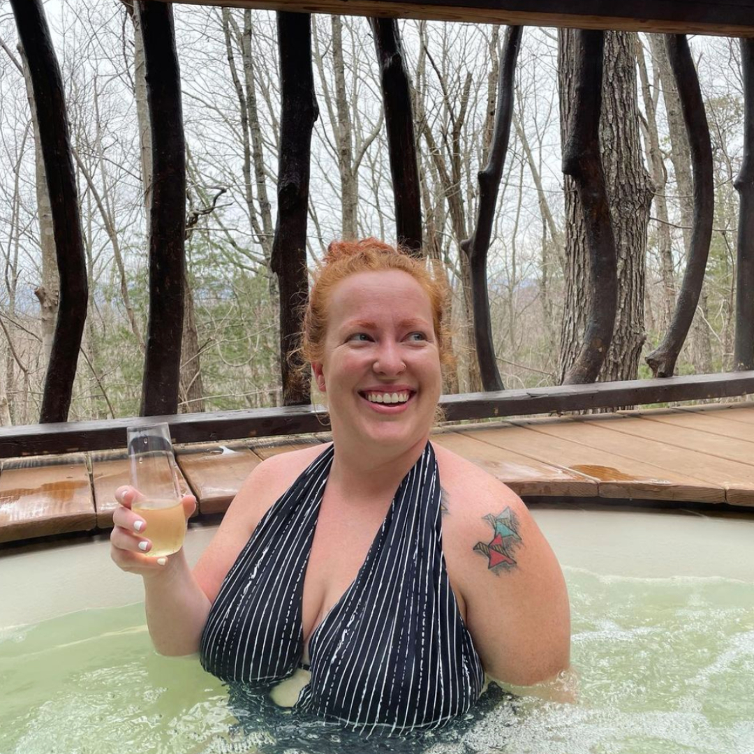You’re never fully relaxed without a smile! In her private hydrotherapeutic salt hot tub,  a glass of sunshine in hand, and a dazzling smile, @papergirlstationery perfectly captured how a spa day at Shoji feels. 🌞

#bathhouse #wnc #ashevillenc #spa #retreat