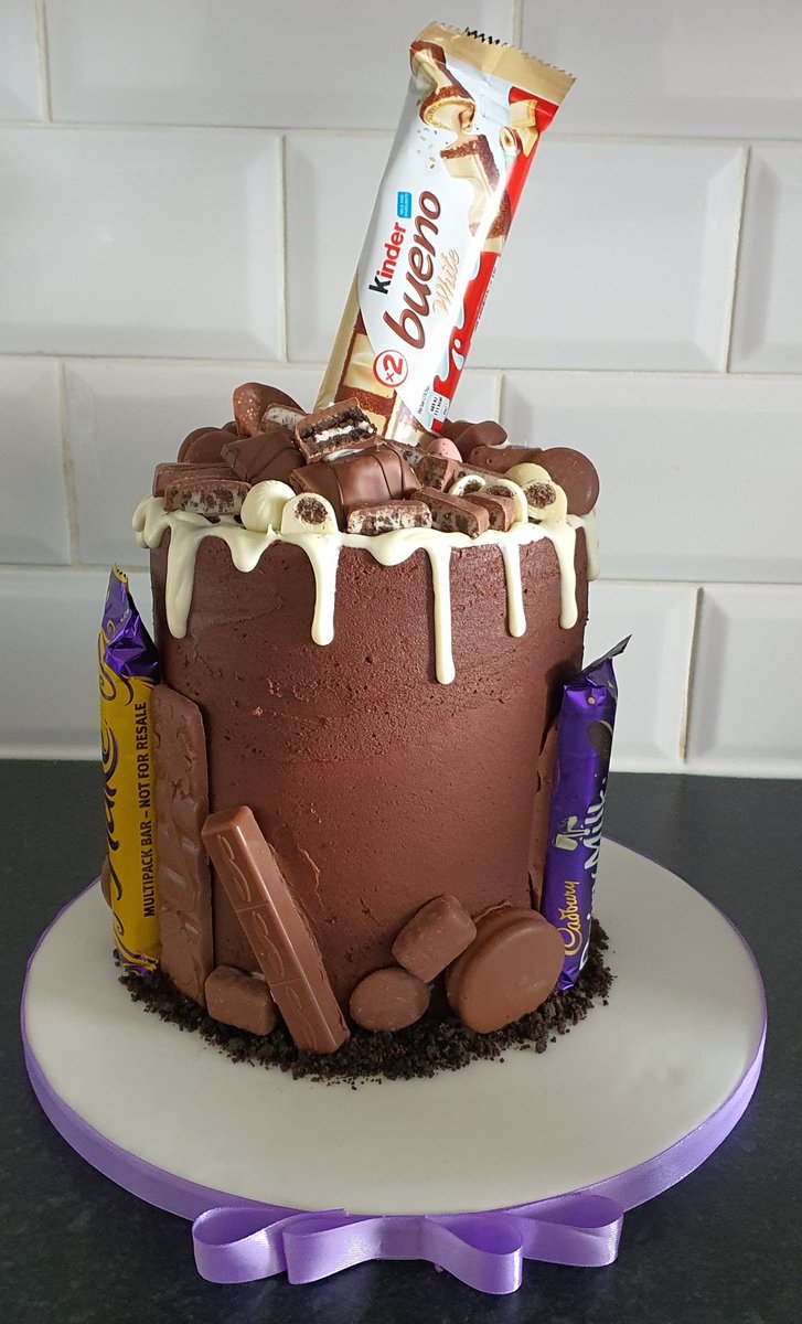 alison_couchman's tweet photo. Kinda Bueno &amp; Cadbury Oreo drip cake! @CadburyUK #cadbury #farehamcakes #oreo #CAKE https://t.co/UIsEgRPiy4