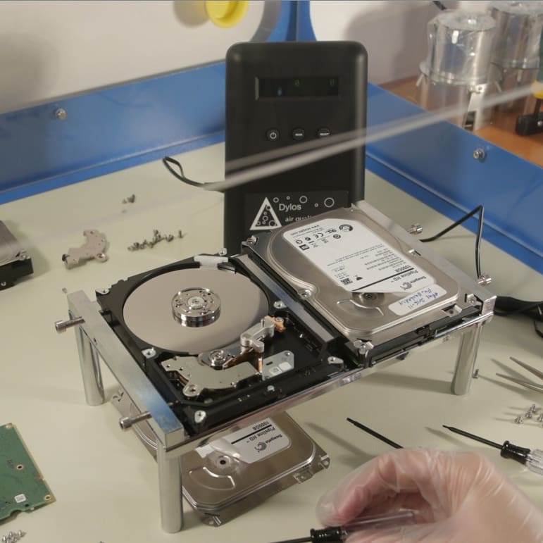 HnData's tweet image. Hola @CneHonduras nos dicen que el disco duro no se lo robaron sino que lo dañaron a propósito. Como empresa de recuperación de datos nos ofrecemos a ayudarles a recuperar esa información @HoyMismoTSI @Aldoro @JackyRedondo @Jampedrano504 @grace_ma77 @luiszelaya_hn @KikeOrtez