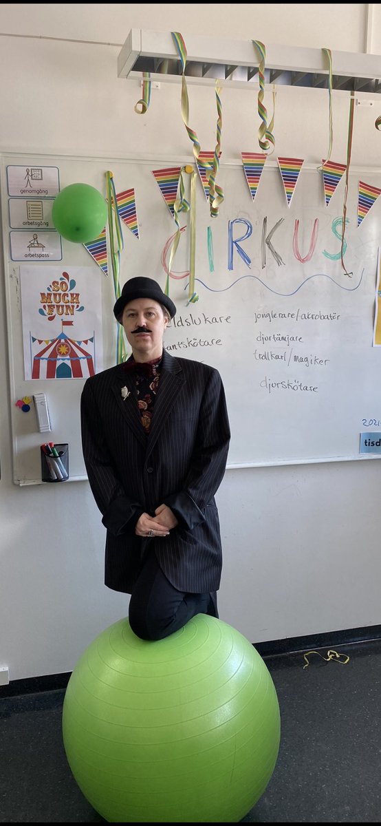 Cirkus börjar med C, sa 1B, och ställde till med en härlig cirkuslektion, självklart fanns cirkusdirektören på plats!
#lekenärviktig #cirkus #vaxmoraskolan #lärande #tillsammans #solskol