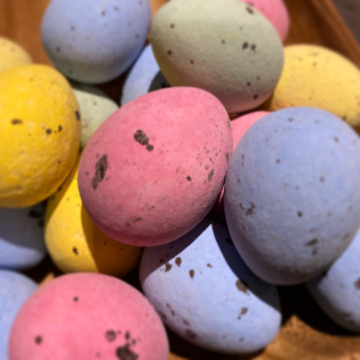 Castle_Chocs's tweet photo. Bringing a bit of colour to a grey day! Praline filled Quails eggs are available individually to include in a box, Easter egg or in 200g bags! 
Free delivery on orders over £15! 
https://t.co/Gkz4Hj0qwD https://t.co/HIkgHwilLs