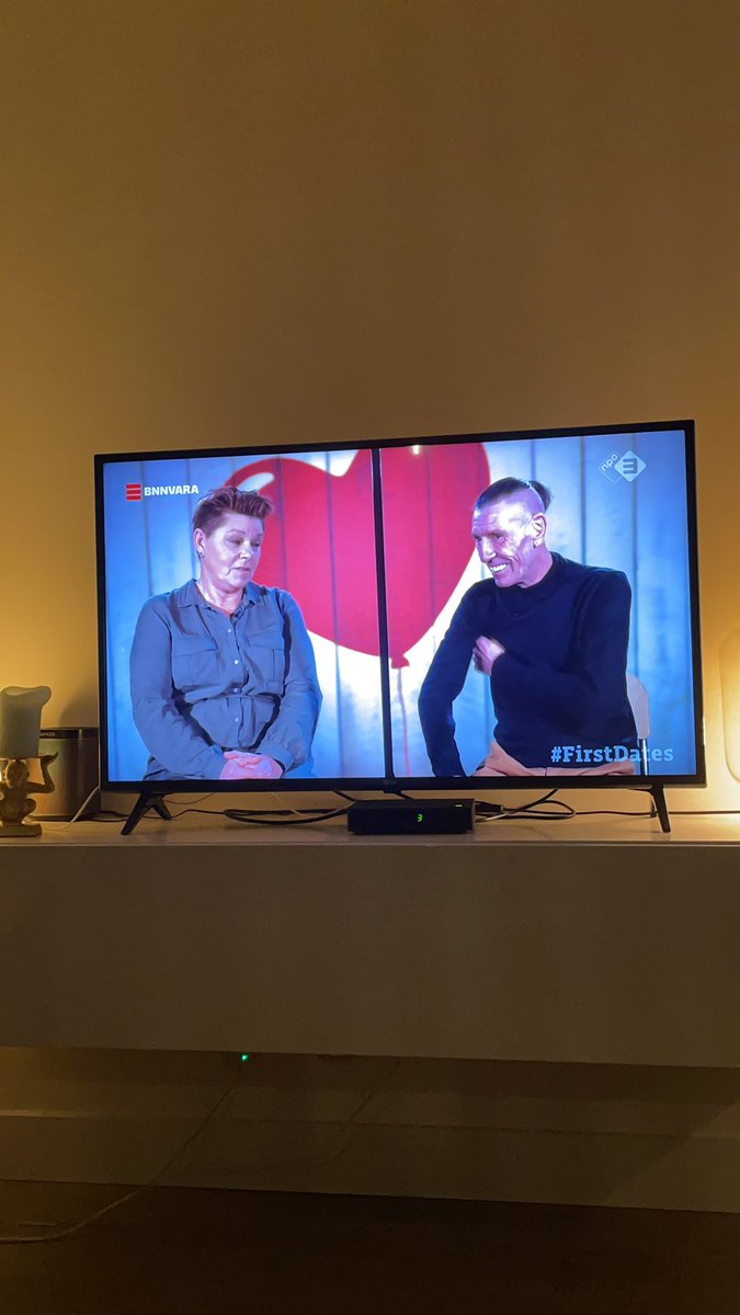 FemkevdPas's tweet photo. Loek moest tegengehouden worden door de productie want het liefst vloog hij zo door het scherm. #firstdates https://t.co/rKpN3u0xGb
