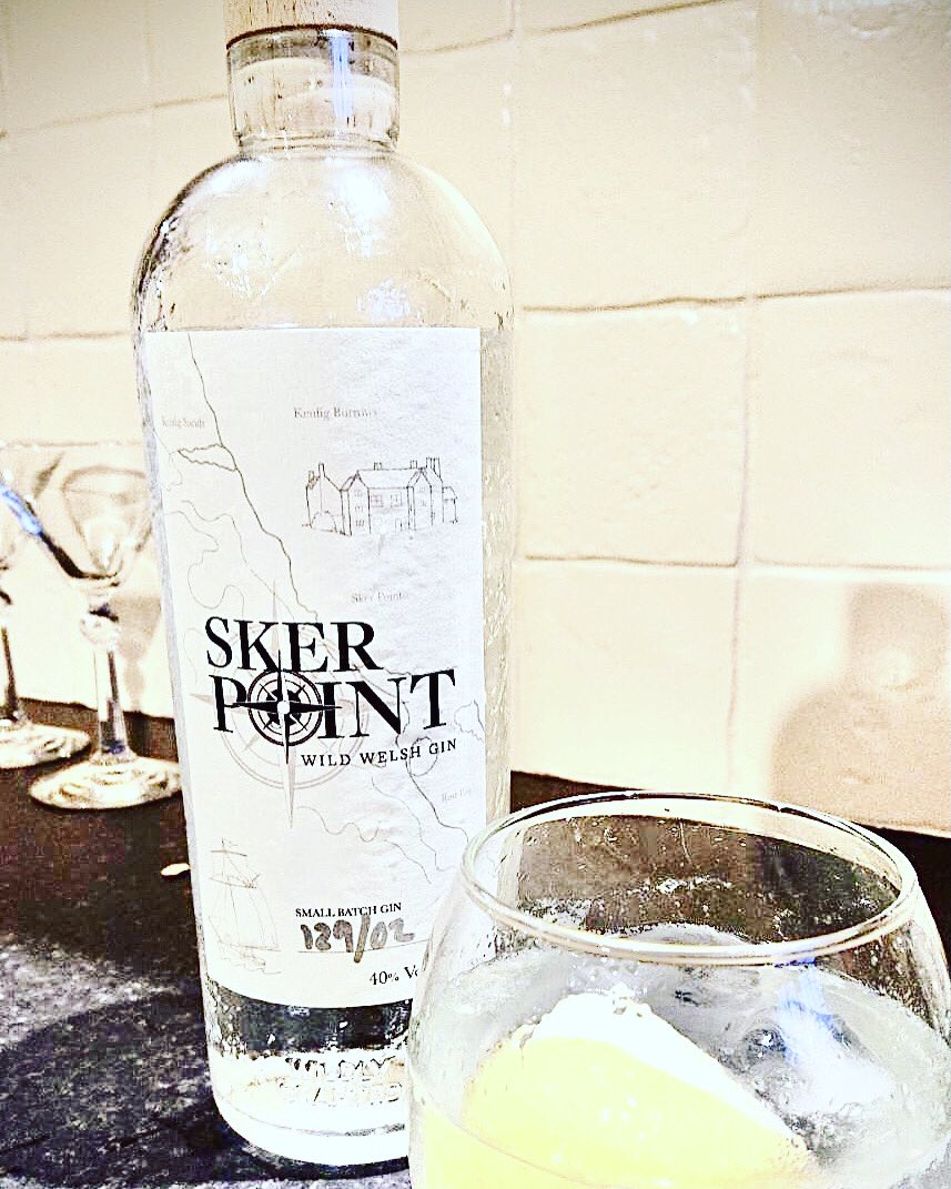 Just swapped some foraged goodies for this delicious #SkerPoint Welsh Wild Gin from <a href="/CosyCornerL/">Asiad</a> We’re excited to see what you rustle up with Birch syrup, Buckthorn, Hogweed seeds, picked Garlic seeds &amp; wild garlic! Looking forward to the wild garlic aioli tacos too!
