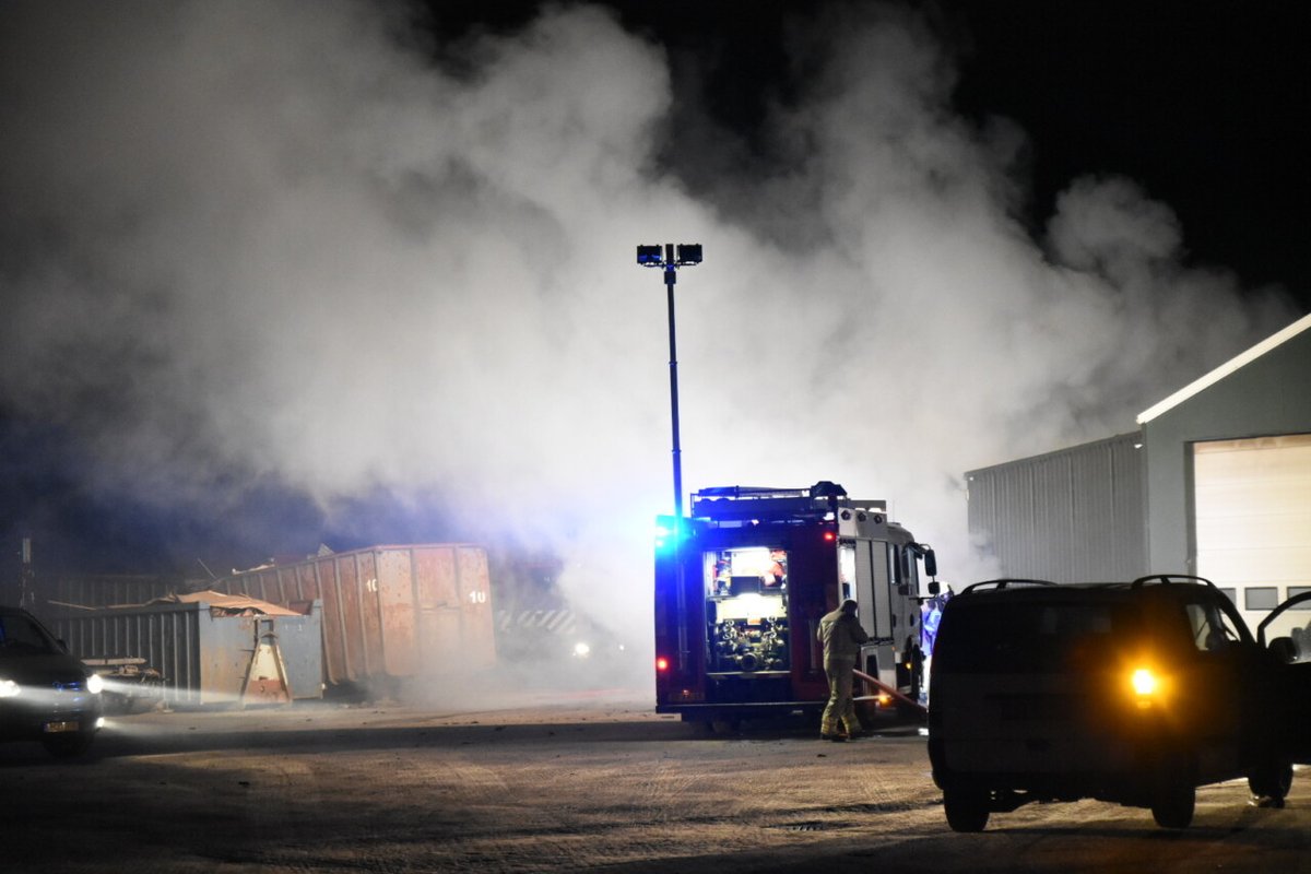 Uitslaande brand bij bedrijf in Emmen - #Drenthe -..