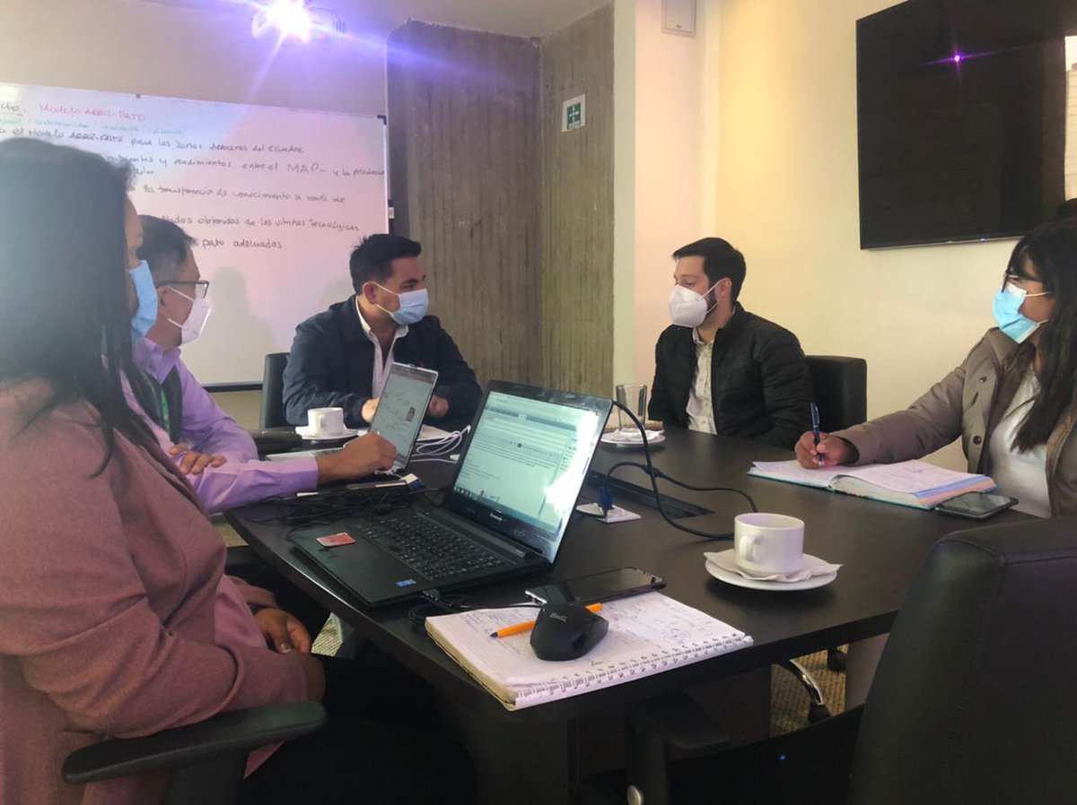 AndresAE27's tweet photo. En el marco de los primeros pasos para volver operativo el #FIASA, recibimos al Subsecretario de Investigación e Innovaciones de SENESCYT @nicolasmaloc. La experiencia de SENESCYT y su participación directa van a ser claves en el éxito de este fondo. https://t.co/JTHWJcdKBD