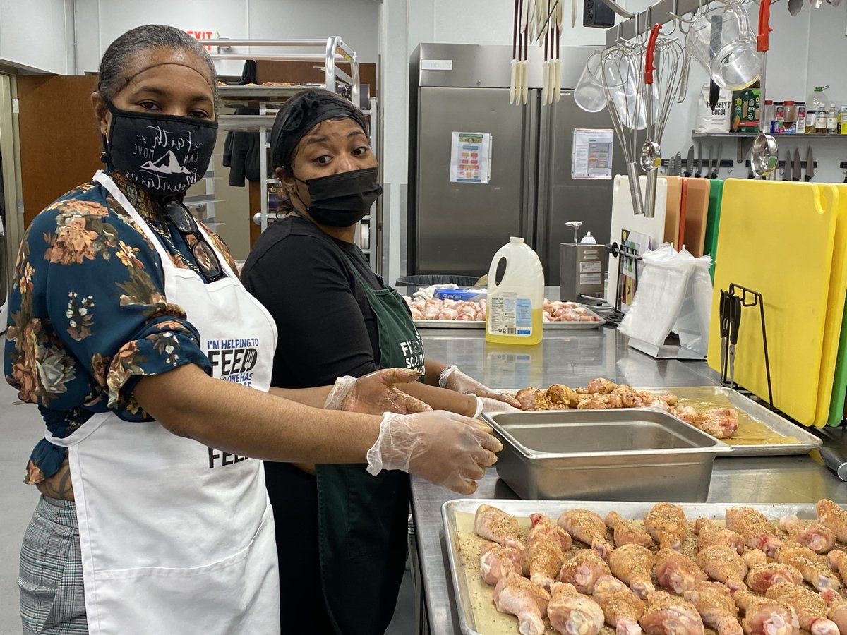 FeedingSWVA's tweet photo. Every week at the #Community Solutions Center, our Meal Production Training Certificate Program assist #Chef in preparing hot #nutritious food for #kids in the Roanoke Valley and they do it with pride and #love!

#feedingswva #communitysotionscenter #fightchildhunger https://t.co/pJndzNsZHP