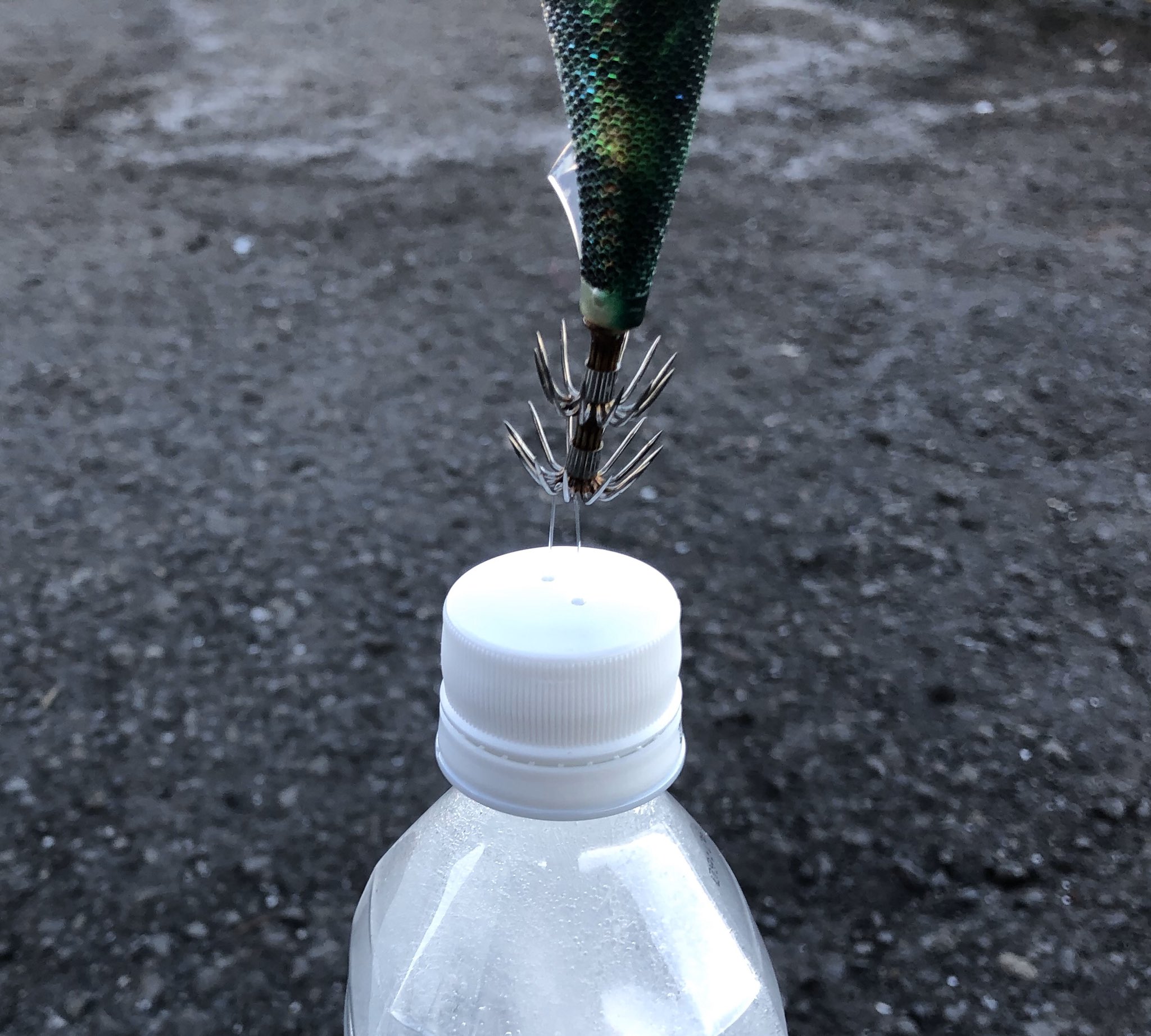 Gashilarge ペットボトルのキャップに穴をグリグリあけて糸を通してエギに引っ掛ける事でドラグ調整できるモノを作ってみました 釣り エギング ドラグ 調整 自作 T Co Xjmoa7ukmf Twitter
