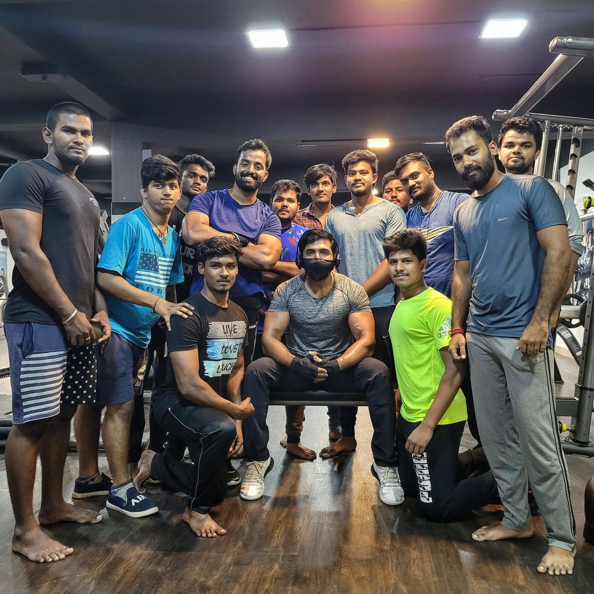 arunvijayno1's tweet image. Kick started the first scheduled for #AV33 with director #Hari sir in #Pazhani today..๐คโค
Walked into a local gym after shoot and worked out with these boys to give them a bit of motivation...๐ช
Love you all..๐
#gymlife #workoutmotivation #circuittraining