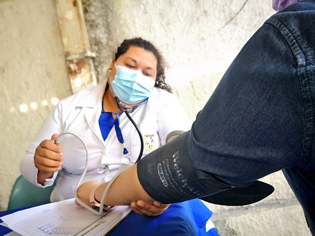 Roberto65018097's tweet photo. Todos los días nuestro equipo médico, atiende a los capitalinos. Está mañana instalamos dos kioskos de salud en la sede central de la @alcaldia_ss aquí beneficiamos a colaboradores y usuarios de las distintas áreas. La salud de los capitalinos es nuestra prioridad. #SSESSALUD https://t.co/SeSoJGasOT
