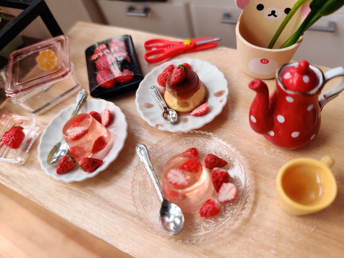 leelappo's tweet photo. Strawberry jelly or pudding? 🍓🍮

Please feel free to subscribe to my youtube channel if you like my video. (^^) 🍓
↓↓
https://t.co/q81qFZaEFA

#miniatures #ミニチュア #rement #樹脂粘土 #リーメント https://t.co/TRUSArTQr8