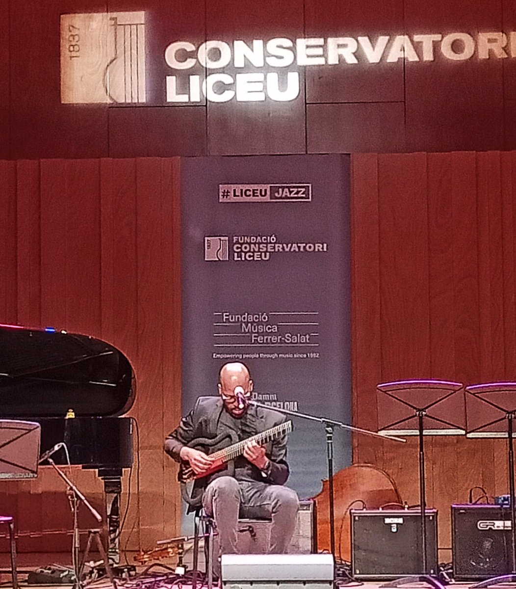 liceu1837's tweet photo. Avui és el torn de la #masterclass de @lionelloueke .

Segons el @nytimesmusic "West African improvising ninja on guitar".

Un plaer gaudir del seu talent al #LiceuJazz 
@bcnjazzfest @FMFerrerSalat 

#SomLiceu #SomJazz https://t.co/9LKDF6dOCd