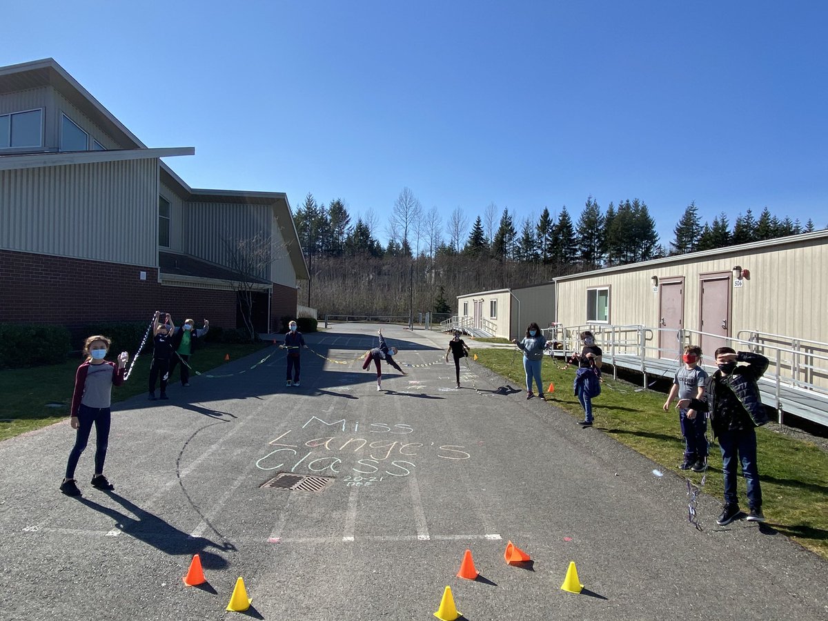 DEE_STEMCS's tweet image. Even in my absence last week, the fun and love of STEM continues to happen at DEE! Keep up the great work, Explores! @DEE_Explorers @bsnider253 @coachmcdz