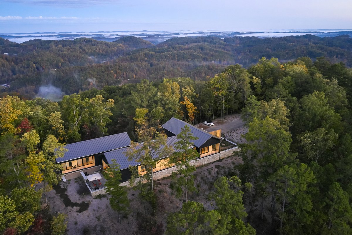 Beautiful! Sanders Pace Architecture took cues from traditional Japanese architecture to create a house that overlooks the Great Smoky Mountains National Park in Tennessee. See more: dezeen.com/2021/03/08/sho…