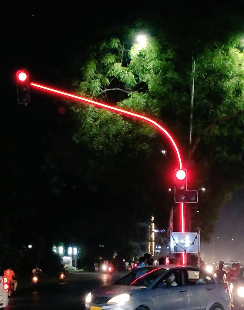 Aurangabad's first Smart Signal installed at High Court Road by <a href="/ascdcl/">Aurangabad Smart City</a> went live on Tuesday. Inspired by an experiment by <a href="/AUThackeray/">Aaditya Thackeray</a> at Worli, the entire pole of the signal lights up in sync with the traffic light
@astikkp 
<a href="/Subhash_Desai/">Subhash Desai</a> 
<a href="/AjitPawarSpeaks/">Ajit Pawar</a> 
<a href="/mieknathshinde/">Eknath Shinde - एकनाथ शिंदे</a>