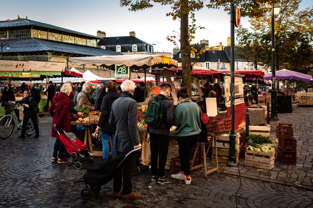 Suite à la mésaventure d'une paysanne au Marché des Lices, Rennais et cuisiniers doivent se mobiliser pour améliorer la qualité de leurs marchés. Un vrai sujet du bien-manger➡️urlz.fr/f9Kx <a href="/ORoellinger/">Olivier Roellinger</a> <a href="/yannarmelhuet/">yann-armel huet</a> <a href="/TVR35/">TVR La chaîne</a> <a href="/20minutesrennes/">20 Minutes Rennes</a> <a href="/Rennesplus/">Rennes➕</a> <a href="/nathalieappere/">Nathalie Appéré</a>