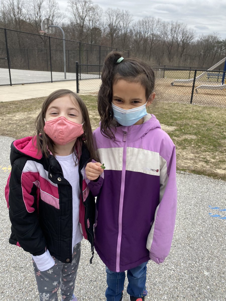 ChatwErica's tweet image. Lucky second graders found a four leaf clover! 🍀 #PHESpride @PHESGrade2