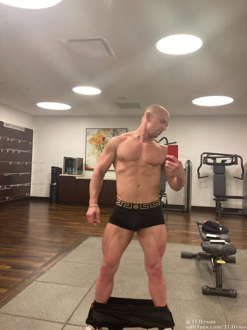 #isithotinhere? #retween if you'd like to me see #takingitoff in #public at the #gym @TLDYson #gaymuscle