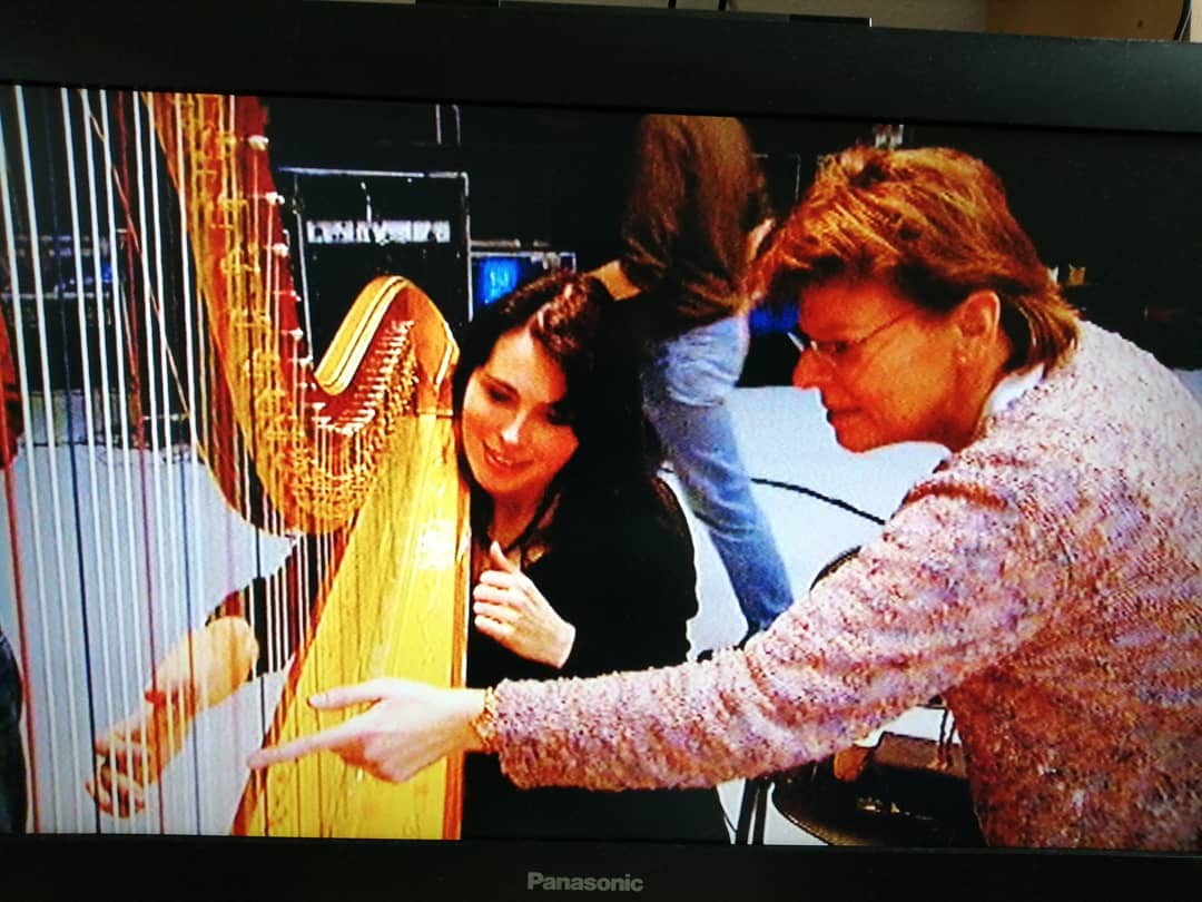 TheSoundOfMyHe2's tweet photo. Sharon tries to play the harp 🎶
Photos from the documentation on the Black Symphonie Dvd
@WTofficial
#wtofficial #withintemptation #blacksymphony #sharondenadel https://t.co/VUmJGnYVew