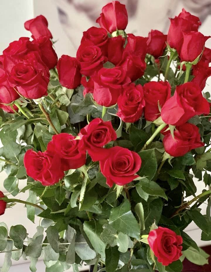 OlayaExclusive's tweet image. Buenas tardes. Quien me ha enviado esta maravilloso ramo de flores? Muchas gracias 😘🙏 #migraña #ramoderosas #GraciasPorCuidarme #TKM #sorpresa #necesitosmimos