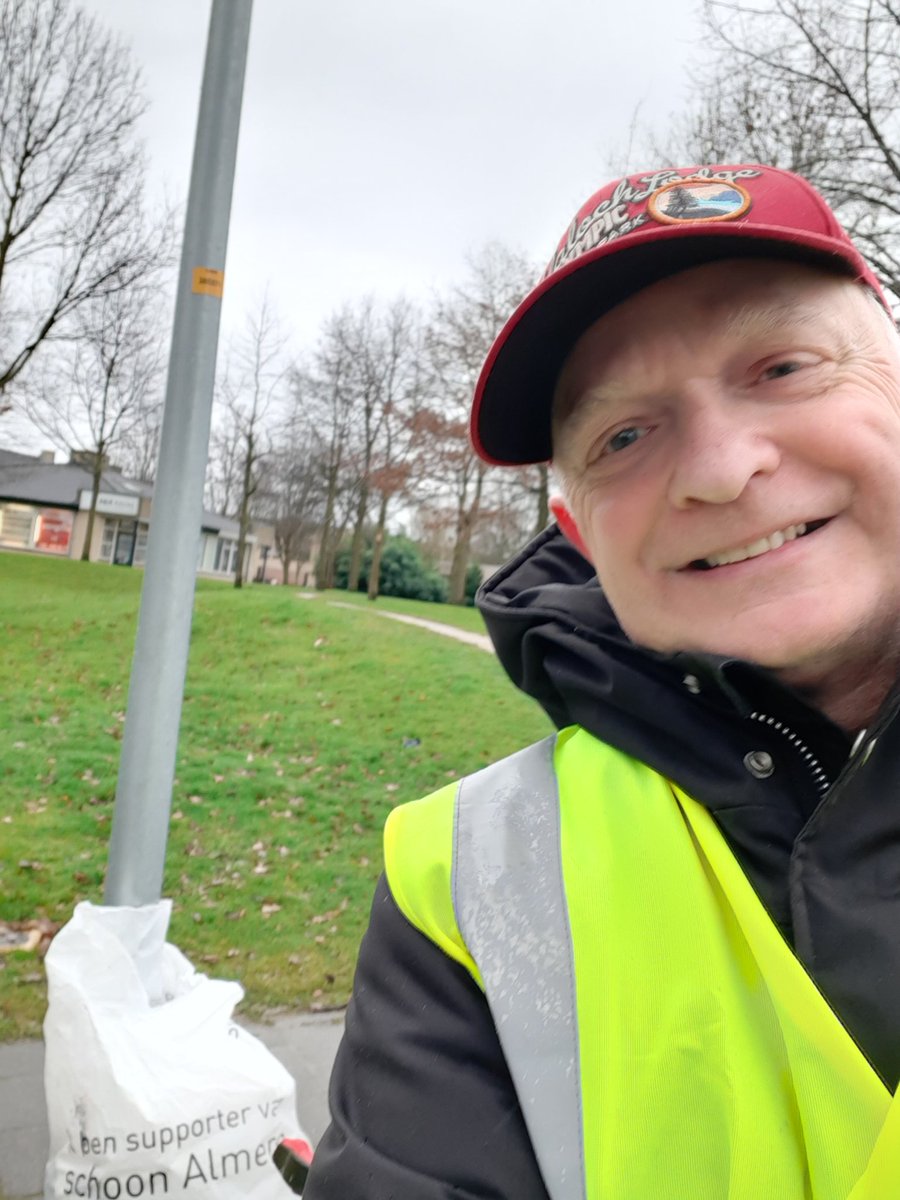 AlterEdens's tweet photo. #zwerfie van dag 2 van de #weekvanalmereschoon... was toch al bezig met mijn dagelijkse portie #ommetje #10000steps dus met grijper en zak de wijk door #opschoonommetje #challenge036 https://t.co/06NYz9eGI5