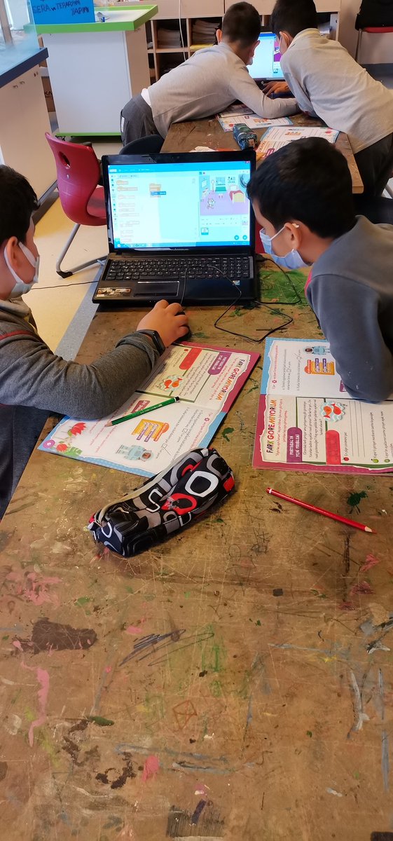 Vadi_STEMCENTER's tweet image. 2.sınıf #STEMjunior etkinlik kitaplarımızda yönergeleri takip ederek #scratch3 uygulamasında        proje hazırlıklarına adım adım yaklaşırken,aynı zamanda #scratch3 uygulamasında yeni özellikler keşfediyoruz.. #STEMgelecektir
#küpür 🐱 #algoritma