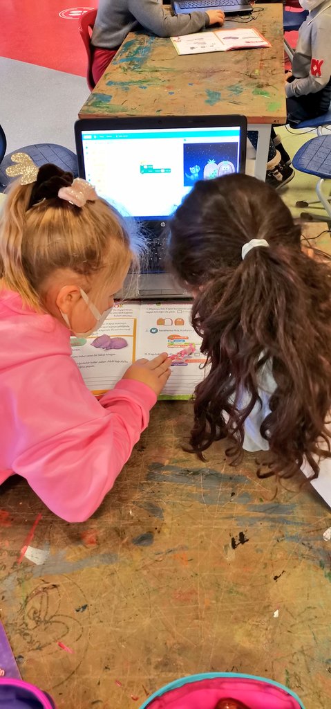 Vadi_STEMCENTER's tweet image. 2.sınıf #STEMjunior etkinlik kitaplarımızda yönergeleri takip ederek #scratch3 uygulamasında        proje hazırlıklarına adım adım yaklaşırken,aynı zamanda #scratch3 uygulamasında yeni özellikler keşfediyoruz.. #STEMgelecektir
#küpür 🐱 #algoritma