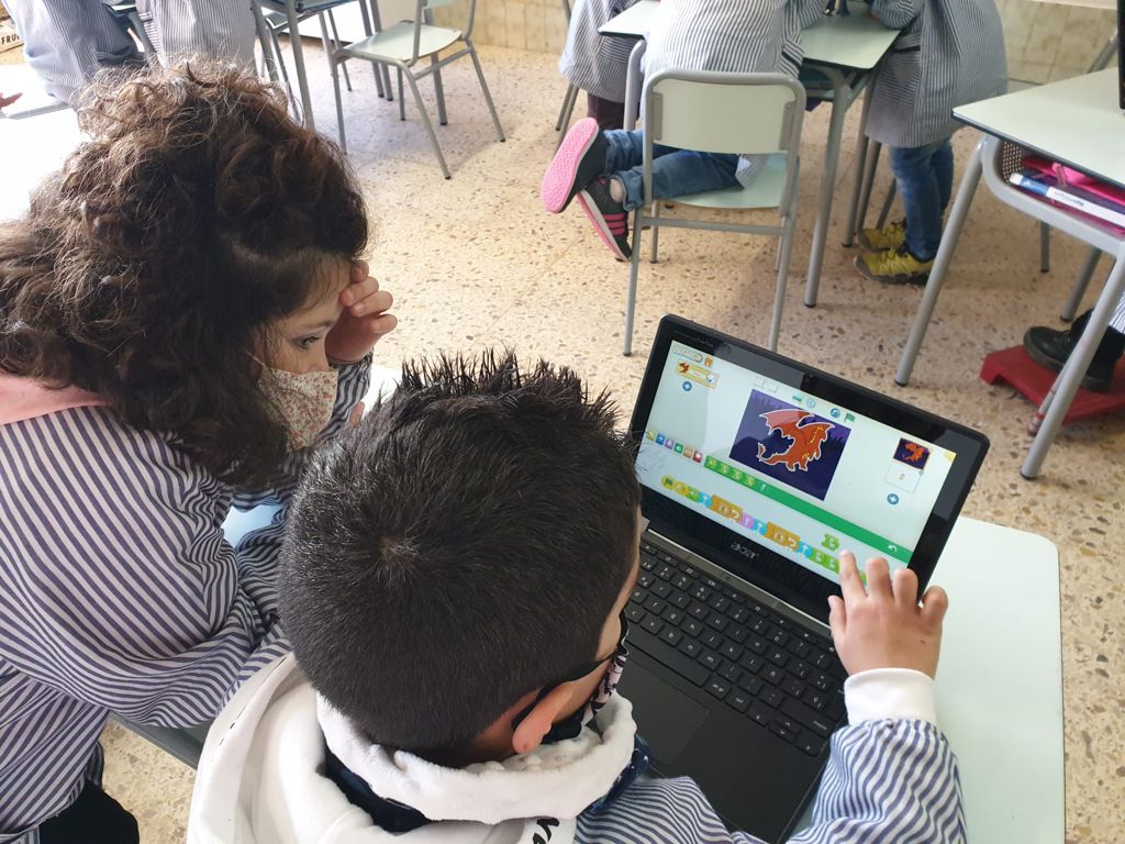 vedrunacent's tweet photo. L’alumnat de 1r hem estat investigant les parts del conte. Després hem escrit el nostre i l'hem fet interactiu amb l'aplicació Scratch Jr. Han sortit uns contes molt interessants! #1PRIMSSCC https://t.co/fynCl0EZuM