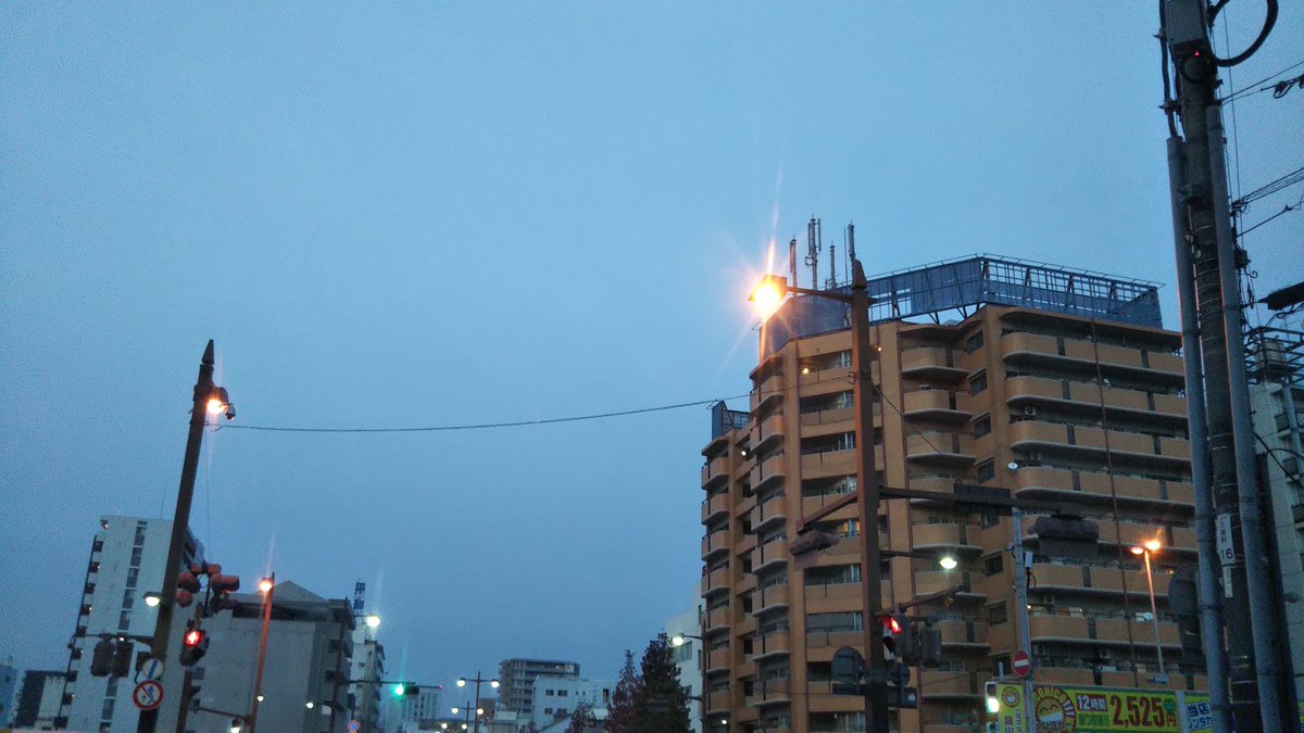 mi_mi1122's tweet photo. 昼から夕方…
#写真好きな人と繋がりたい 
#ファインダー越しの私の世界ᅠ 
#空が好き
#雲が好き
#建物がある風景
#癒し 
#風景写真
#夕方
#空と心は繋がっています 
#写真で伝える私の世界 https://t.co/XAxA27ARXq