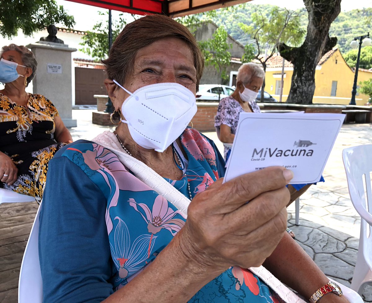 AlcaldiaDeHonda's tweet photo. Seguimos con el Plan Nacional de Vacunación contra el Covid-19.
Nuestros adultos, mayores de 80 años están comprometidos con su salud y acuden a los puntos para la aplicación del biológico. ®️©️🇵🇱 https://t.co/f26QLjA7V1