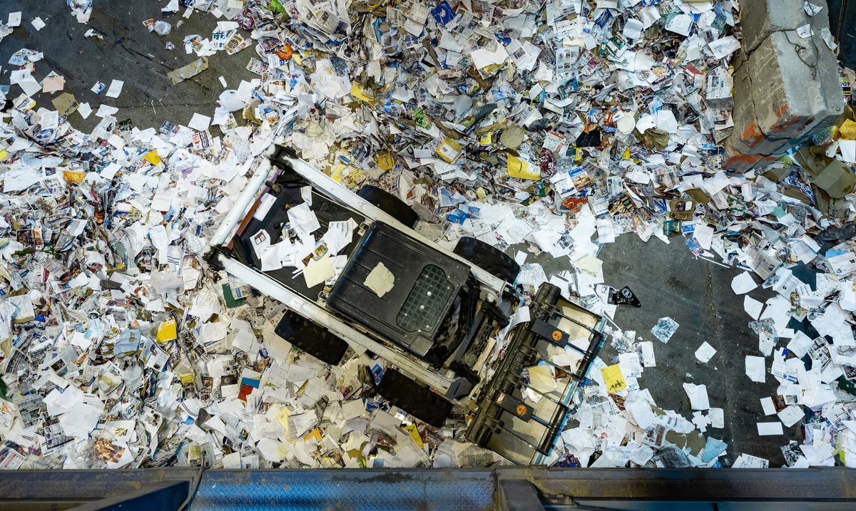 livegreenlex's tweet photo. You recycle cans in your blue cart and take paper to the yellow bins, but what happens after that? ♻️ Find out by taking a live virtual tour of Lexington's Recycle Center on Thurs., April 1 at 10 a.m. Pre-registration is required. https://t.co/to9HsPirVH #RecycleRightLex https://t.co/zjSwgOOP03