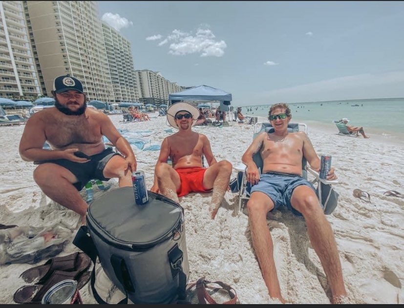 ThatKidHS's tweet photo. Come on you guys, don’t just RT for me, do it for the dad bods world wide! @MichelobULTRA https://t.co/LRXlHjJn31