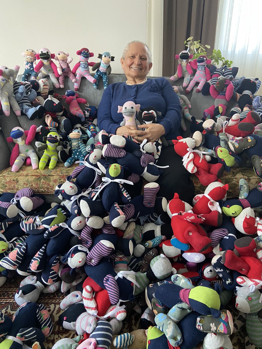 Sizi annemle tanıştırayım. 83 yaşında ve atık çoraplardan 23 Nisan için oyuncağı olmayan 1100 çocuğa elinde oyuncak dikti. Atıkların güzel hikayesi. #döngüselmoda #atıksızyaşam