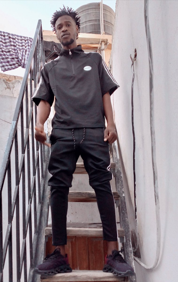 ارجووك امسكي قلبي من يده 
وساعديه ليقطع هذا الليل المخيف، عايزه لي واحدة تحبني تحبني وتاكلو قروشي 😹😹💔