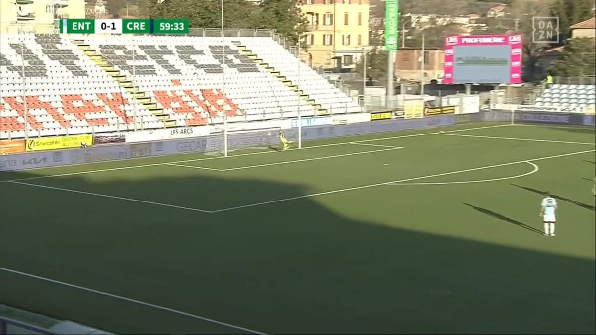 DAZN_IT's tweet photo. Da dove ha segnato Castagnetti??? 😱😱😱
#SerieBKT #ENTCRE #DAZN https://t.co/68H7yYVJ48